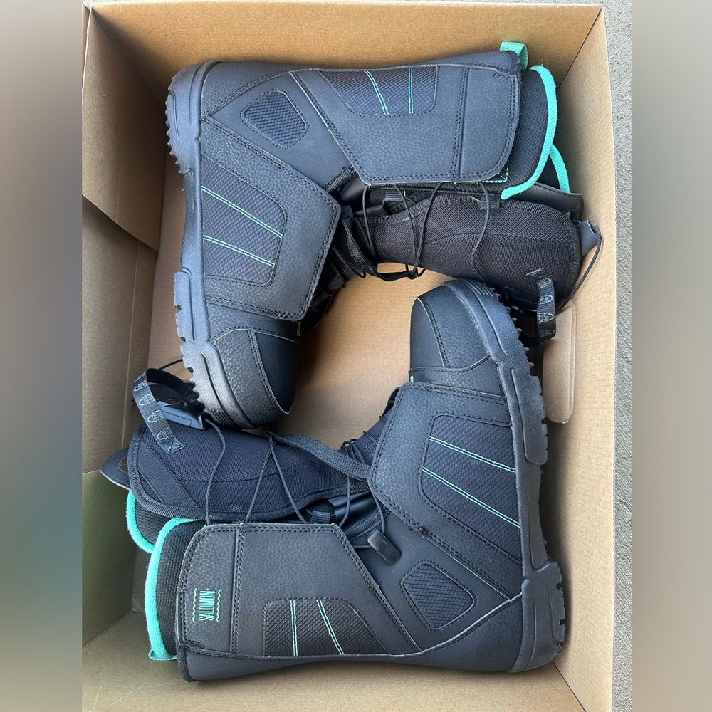 Women’s Salomon snowboard boots size 9 but fits 8.5